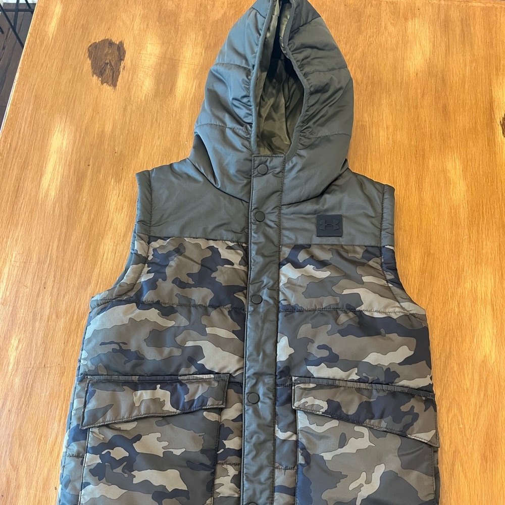 Brand New UNDER ARMOUR puffer vest / camo / youth large